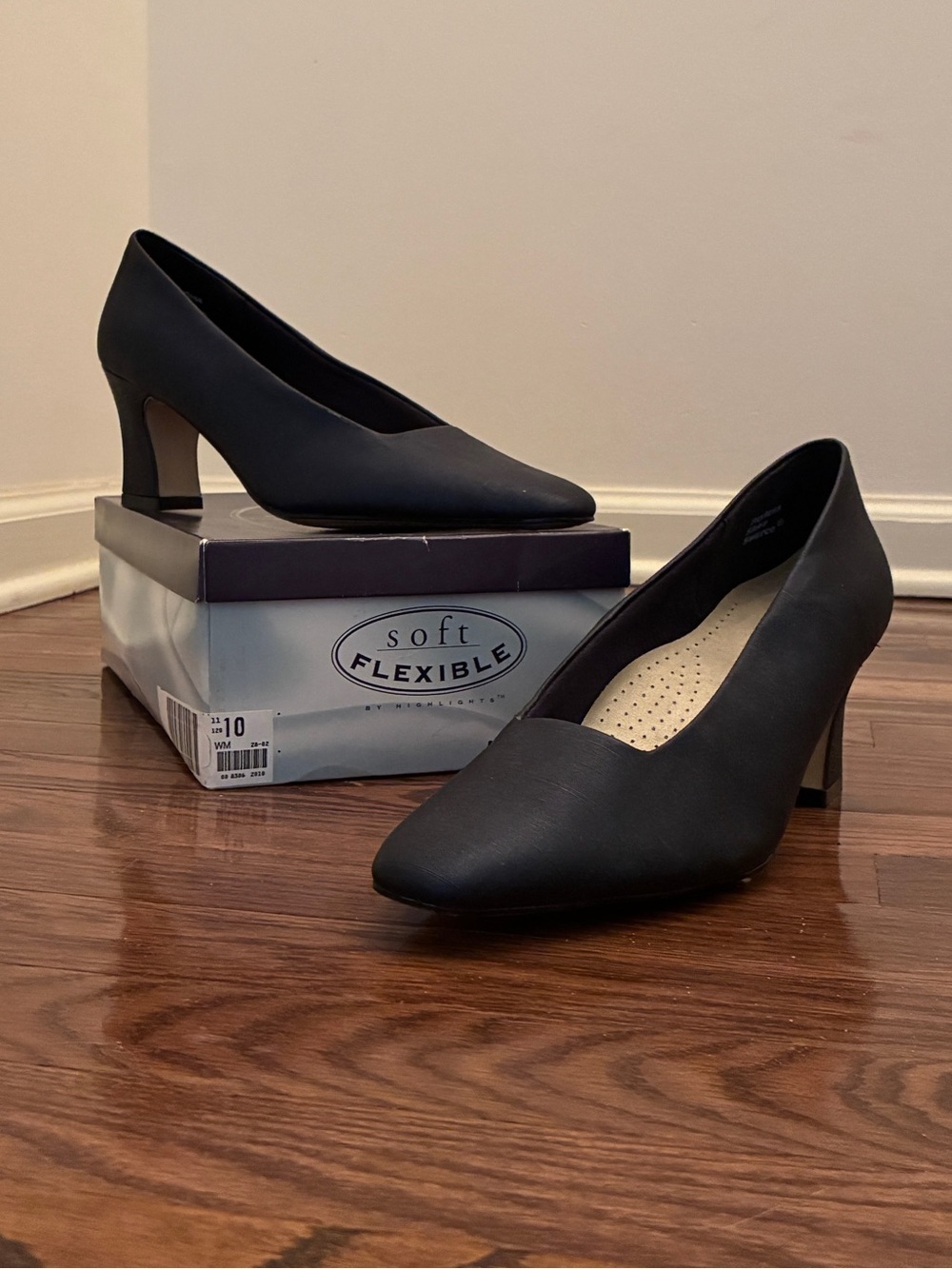 NIB Soft Flexible Navy Pumps 2.5" Heel Size 10